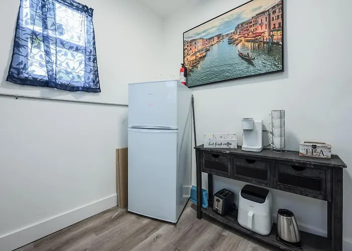 Cozy Convenient Near Offers Country house